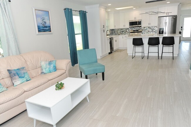 Foto del edificio - HIGH SEASON 2025: Naples Park 3 Bedroom //...