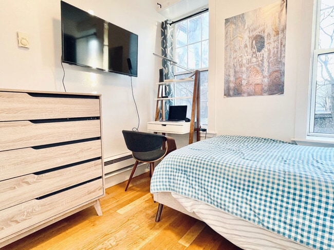 Building Photo - Furnished room/NOT APARTMENT