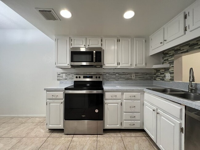 Building Photo - PRICE REDUCED!  Stylish 2 BR 2 BA Condo w/ Modern Amenities & Prime Parking!