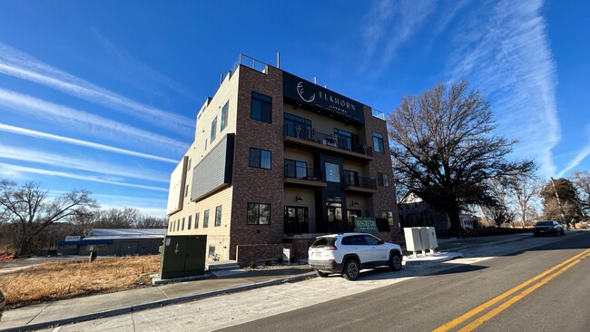 Foto del edificio - Elkhorn Landing Rentals (20605 Elkhorn Dr.)