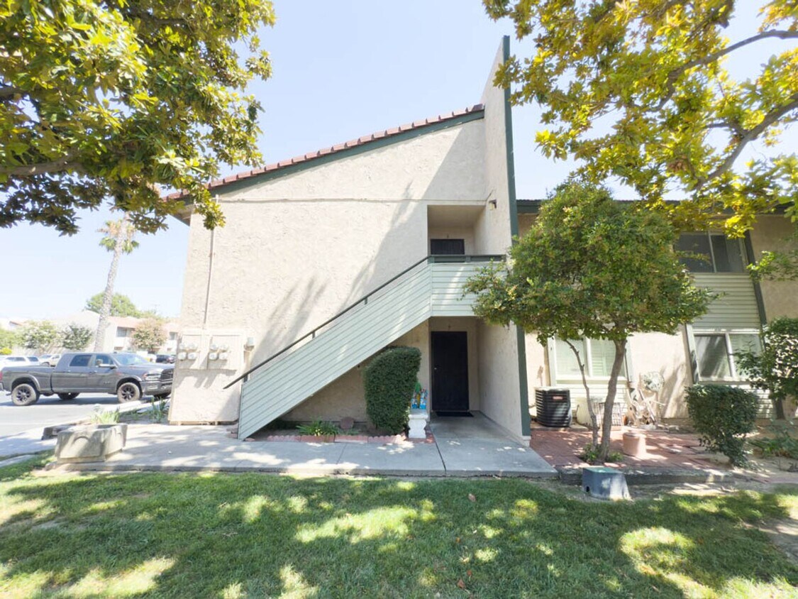 Foto principal - 2 BEDROOM 2 BATH CONDO IN GATED COMMUNITY ...