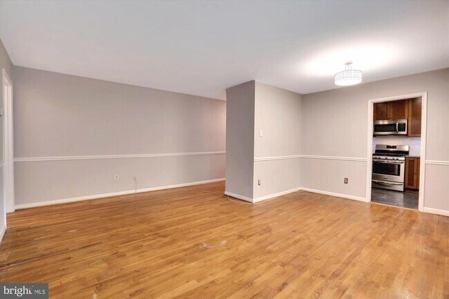 Building Photo - 10613 Kenilworth Ave
