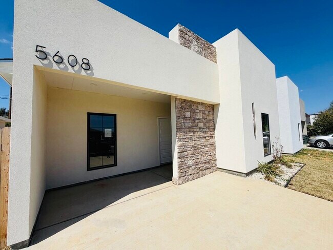 Foto del edificio - 5608 Moses Lp
