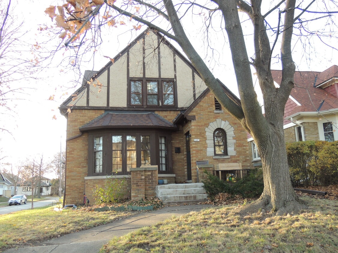 2403 N 63rd St Unit Upper, Wauwatosa, WI 53213 Apartments in