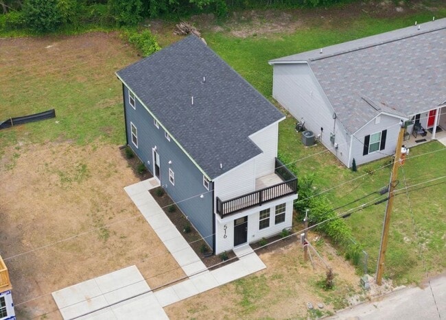 Building Photo - 516 Singletary St SE