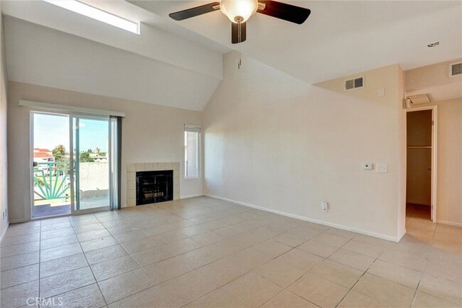 Building Photo - 450 E 4th St