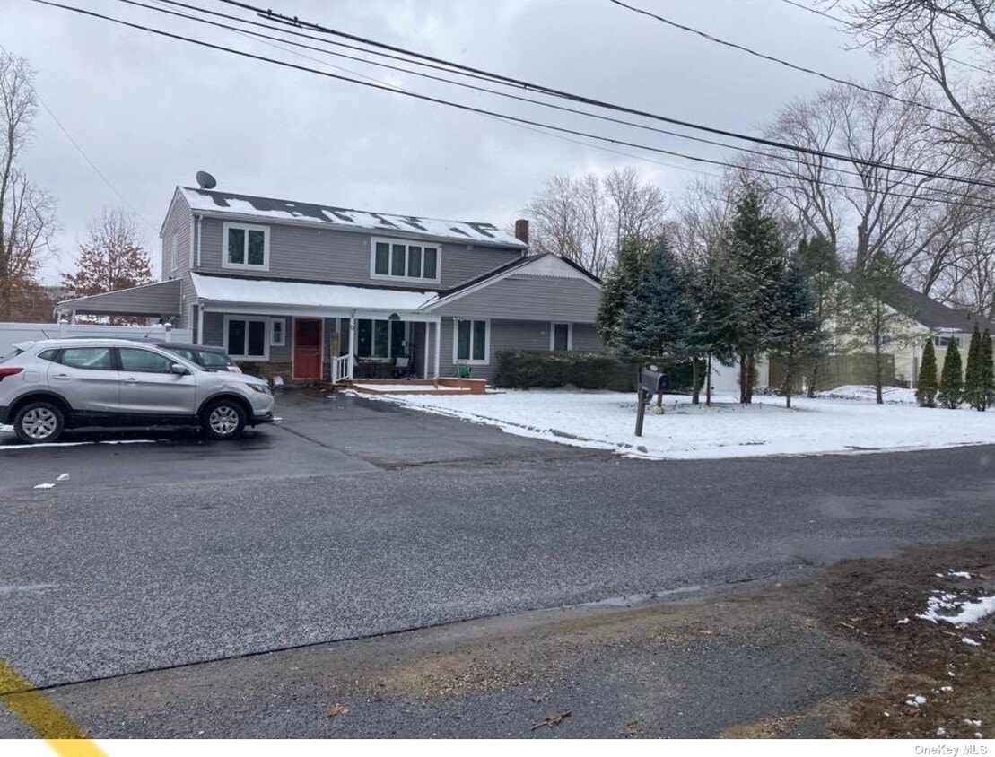 13 Dolores Pl, Central Islip, NY 11722 House Rental in Central Islip