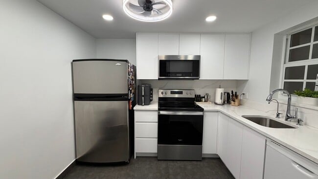 Building Photo - 610 Tennis Club Dr