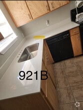 Building Photo - 921 NW Summercrest Blvd