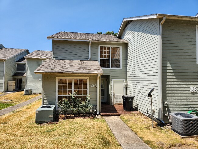 Foto del edificio - 100 Edgewater Dr