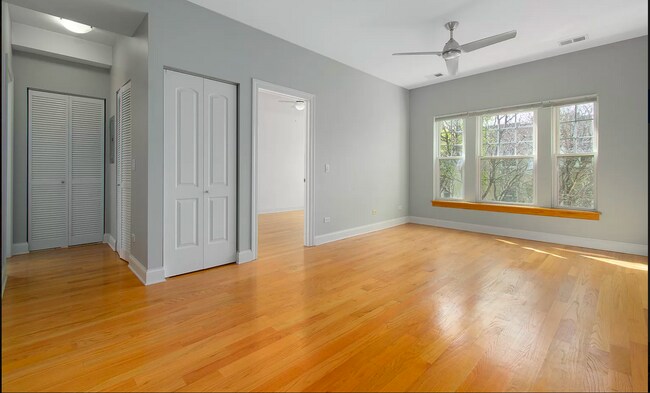 View to right of front door - 3408 W Sunnyside Ave