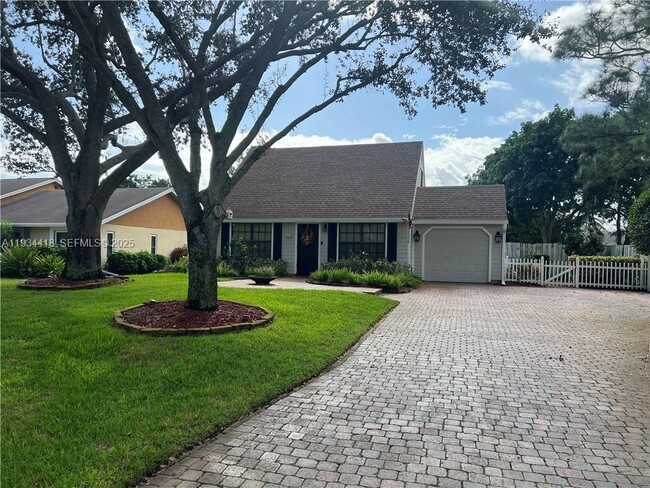 Foto del edificio - 5068 Beechwood Rd