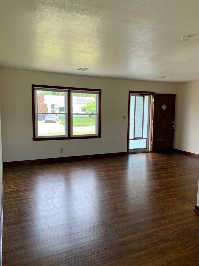 Foto del edificio - Adorable 3 Bd 1 ba w/ garage