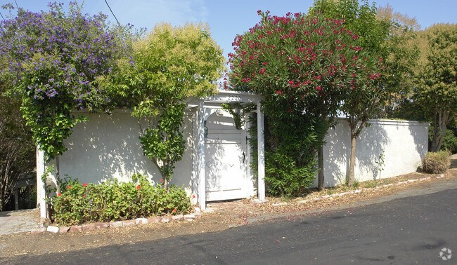 Building Photo - 2220 S Crest Ave