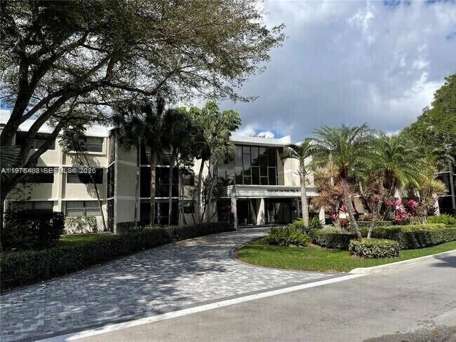 Building Photo - 16500 Golf Club Rd