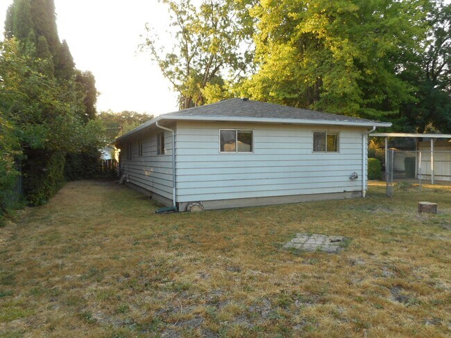 Foto del edificio - 3 Bedroom 1 Bath House in South Corvallis!