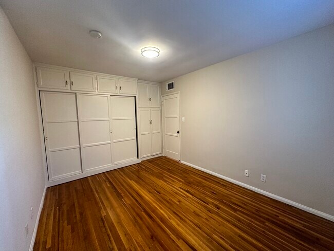 Foto del edificio - Dickens Court Apartments