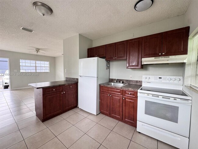 Foto del edificio - 990 Phippen Waiters Rd