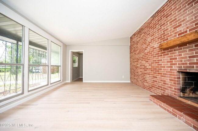 Building Photo - 313 Suzanne Dr
