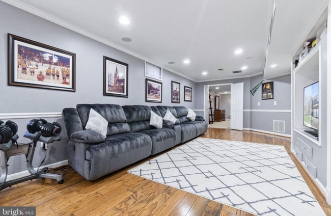 Building Photo - 2 Palace Ln