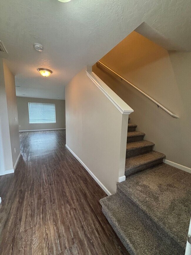 Foto del edificio - NEWLY UPDATED 4 bed / 2.5 BATH - Desirable Spokane Valley