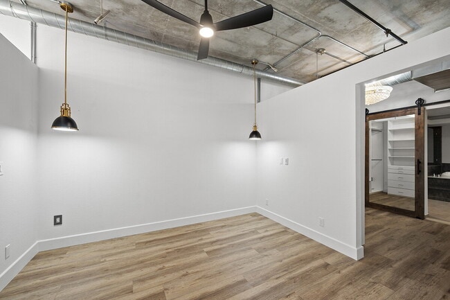 Building Photo - 877 Island Ave