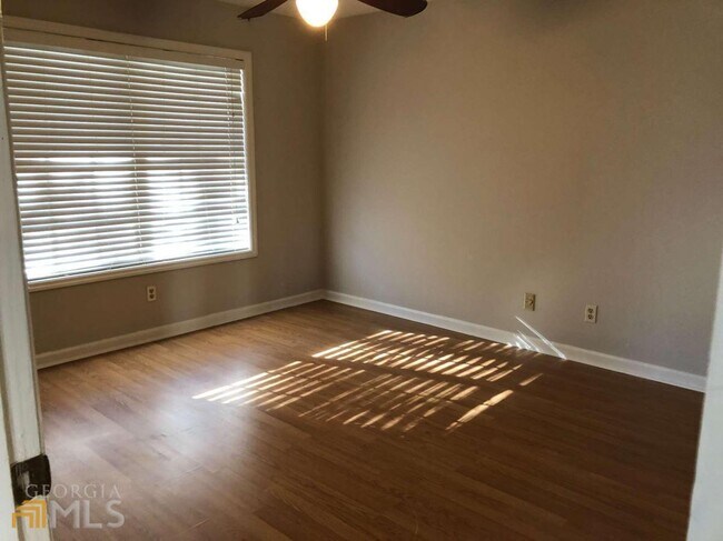Building Photo - 2056 River Heights Walk SE