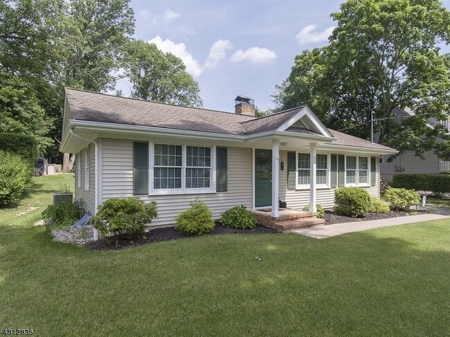 Building Photo - 32 Maple Ave