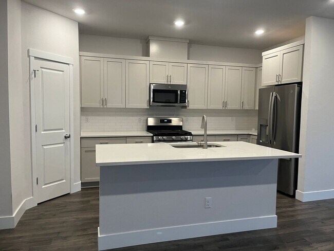 Foto del edificio - Beautiful 5BD* 3BA* Single Family Home Loc...