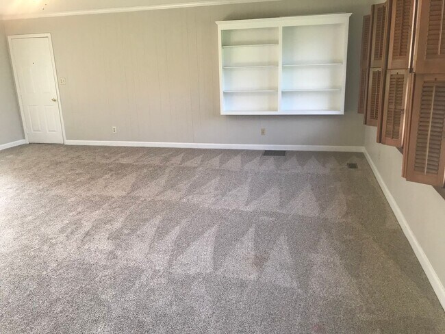 Building Photo - Pleasant Garden rental with large yard