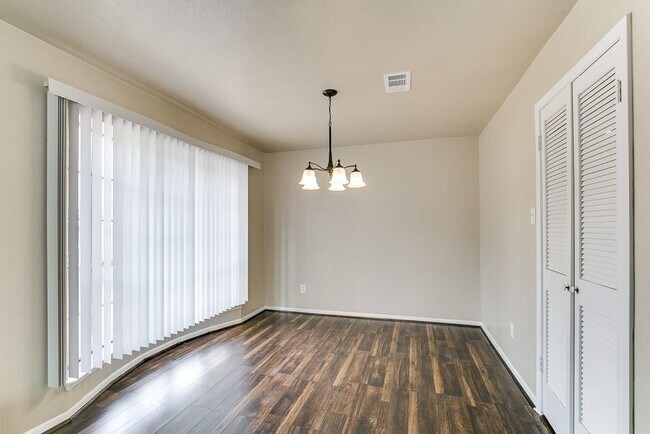 Foto del edificio - 15803 Oakendell Dr