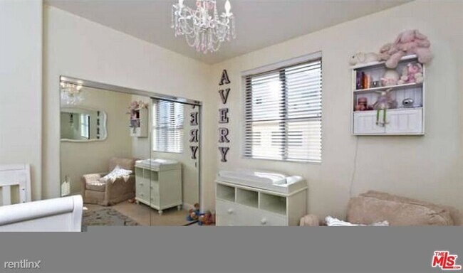 Foto del edificio - 10617 Eastborne Ave