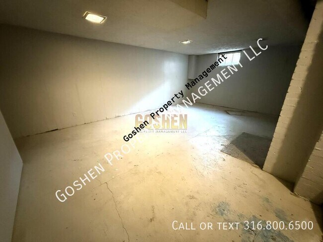 Building Photo - 1311 N Vassar Ave