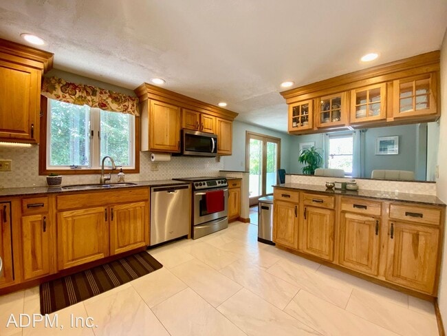 Building Photo - 3 br, 1.5 bath House - 5B Lilah Circle