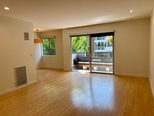 Building Photo - 1250 N Kings Rd