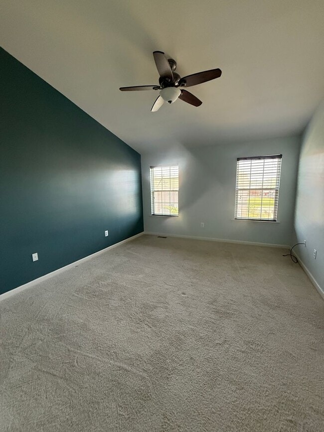 Building Photo - Well Maintain Townhome in Market Square!