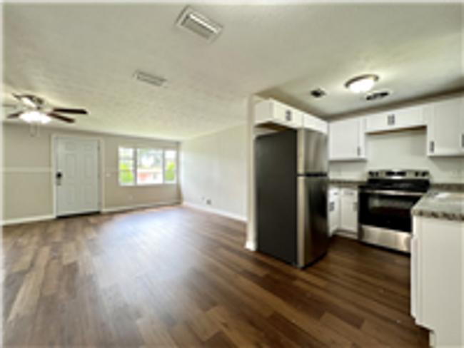 Building Photo - Gorgeous 3 bedroom / 1.5 bathroom home rea...