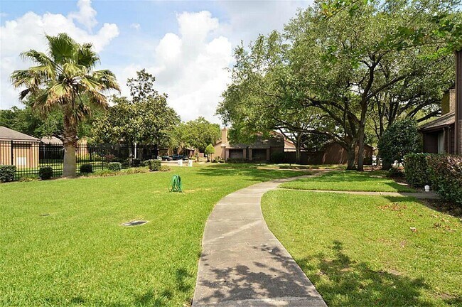 Foto del edificio - 2305 Broadlawn Dr