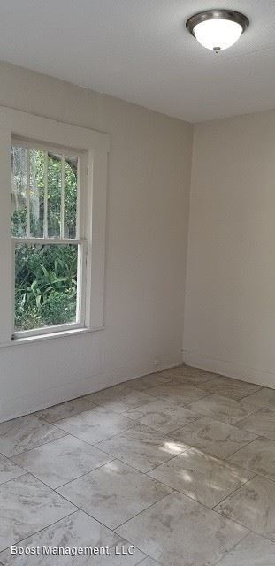 Building Photo - 3 br, 1 bath House - 548 Woodlawn St