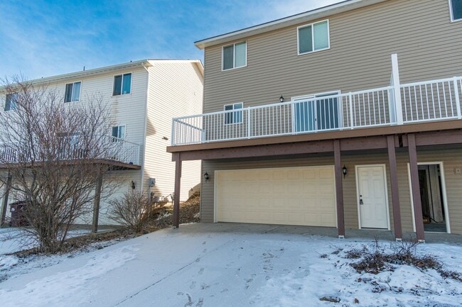 Building Photo - 3 Bedroom, 2 bathroom townhouse on Sunnyside Hill!