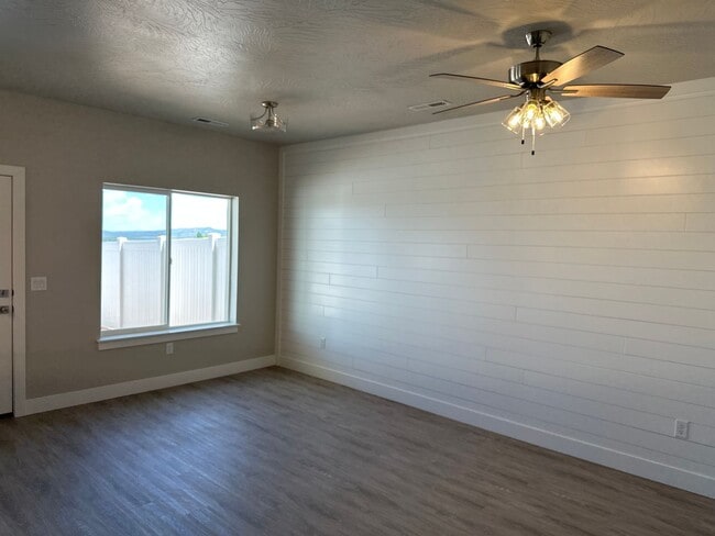 Building Photo - Cedar City 3 Bed | 2 Bath | 2 Car Townhome