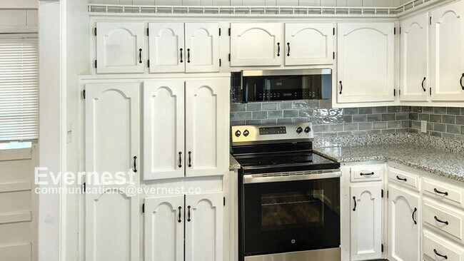 Foto del edificio - 3-Bedroom Home with Modern Amenities and C...