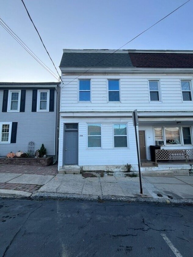 246 W Ridge St Unit 246 W Ridge St 2nd Floor, Lansford, PA 18232 Room