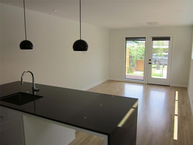 Foto del edificio - 1437 N Durham Dr