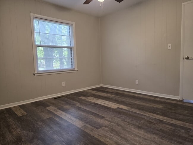 Building Photo - 4204 Lakeview Dr NW