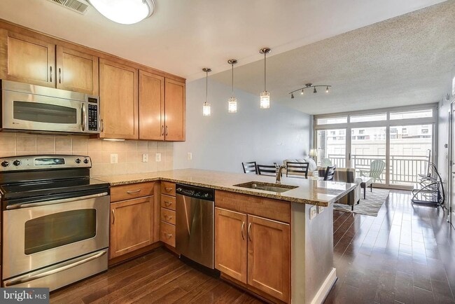 Kitchen & Living room - 888 N Quincy St Apartment