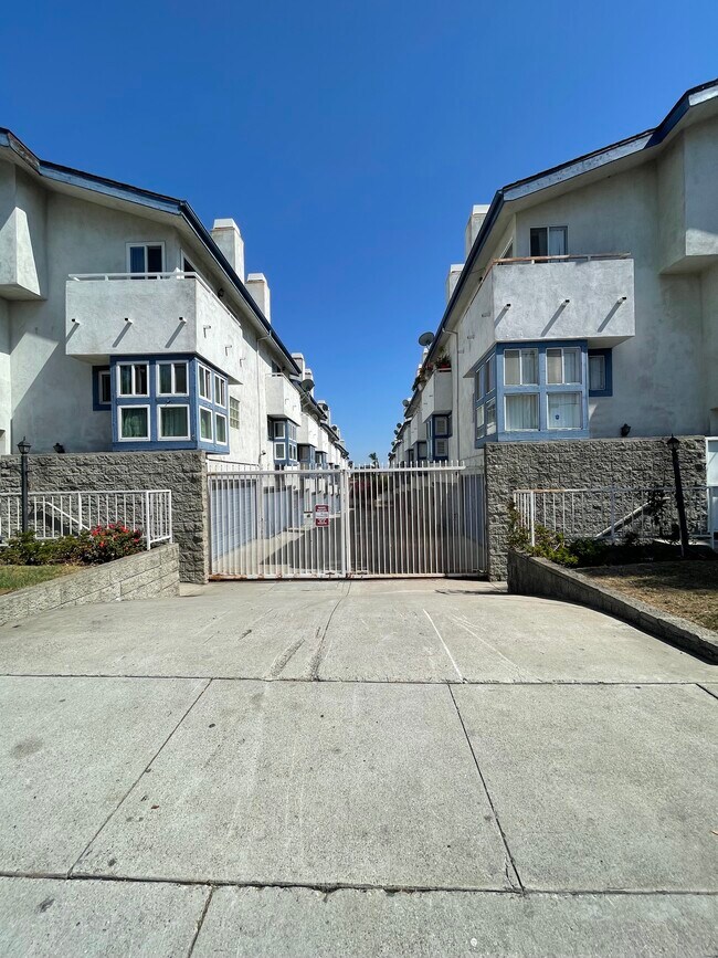 automatic gate - 534 Venice Way