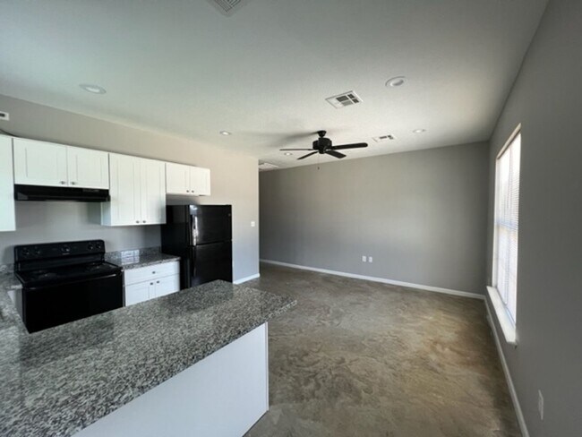 Foto del edificio - 2 Bedroom 2 bath Duplex for lease