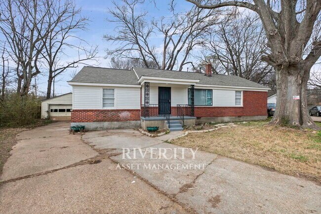 Building Photo - Beautifully Renovated 3 Bed / 2 Bath Home with Over 1,700 Sq Ft!