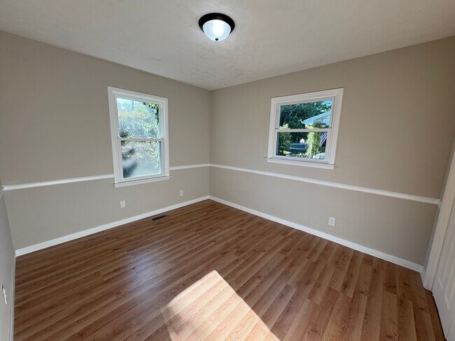 Foto del edificio - 3 bed with carport and garage